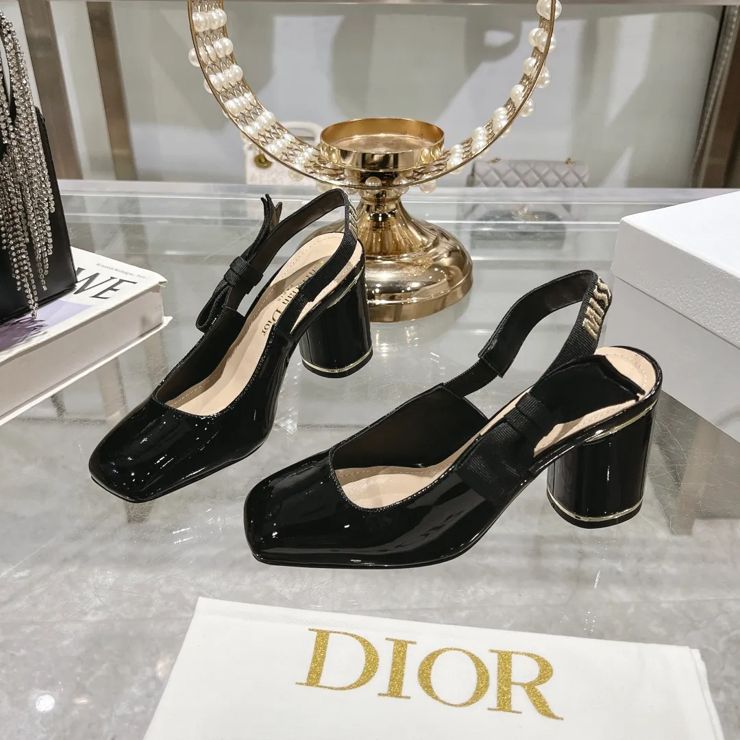 👟👟Ex-factory price 540👟👟Dior 2025 early spring new style Rhodes series women's sandals with special-shaped heel and empty back. Stars' same letter logo with electric embroidery process ➕Hardware buckle high-heeled women's shoes. The outside is decorated with butterflies 🦋knots for decoration, which makes the whole pair of shoes beautiful. 🌟Original development of top-end high-end version Material: imported patent leather upper, water-dyed sheepskin lining, foot pads + Italian leather outsole Heel height: 4cm 7.5cm Size: 35-41 standard code (40.41 customization is not returnable)